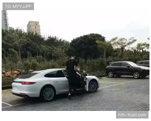 易建联超市里拎两袋菜亲自排队结账，门口那台豪车像摆设，笑死我了